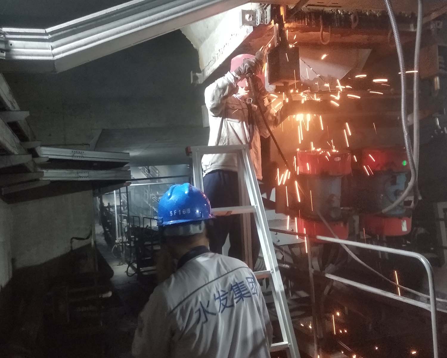 榮成昊陽熱電有限責(zé)任公司 更換振動(dòng)給煤機(jī)吊鉤 夏黎明 18769114385.jpg